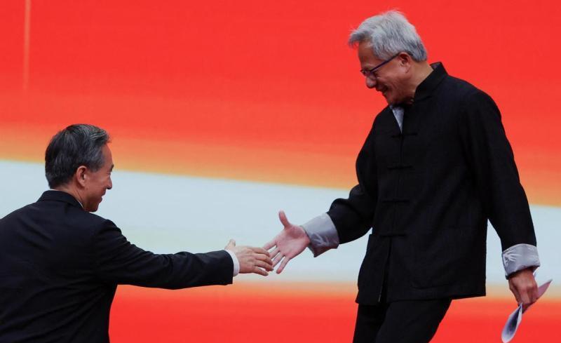 江湖就是人情世故，重点是没穿皮衣！7月16日，美国AI晶片巨头英伟达创始人黄仁勋