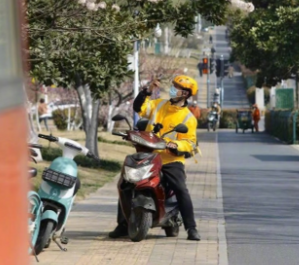 老是有人问送外卖自由吗？伤身体吗？
那要看你怎么跑了
如果你不差钱
送外卖一单一