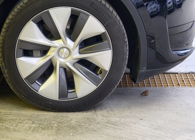 普通版特斯拉的4活塞卡钳
其实哪怕是特斯拉这么抠门省成本到极致的车企，都知道在一