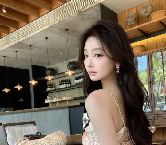 ♡jennie一下海岛碎片𖠚ᐝ
越来越懂Jennie的审美🤔️
丝巾抹胸
