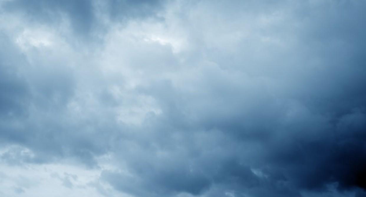 外面阴云密布
预告一小时后有雨
以前觉得下雨天还挺浪漫
现在丝毫没这种感觉了
这