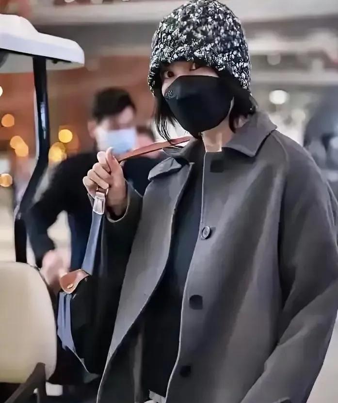 有些粉丝的眼神就是毒，不当警察怪可惜的，真是服。你说，这包装，是咋认出来的呢？是
