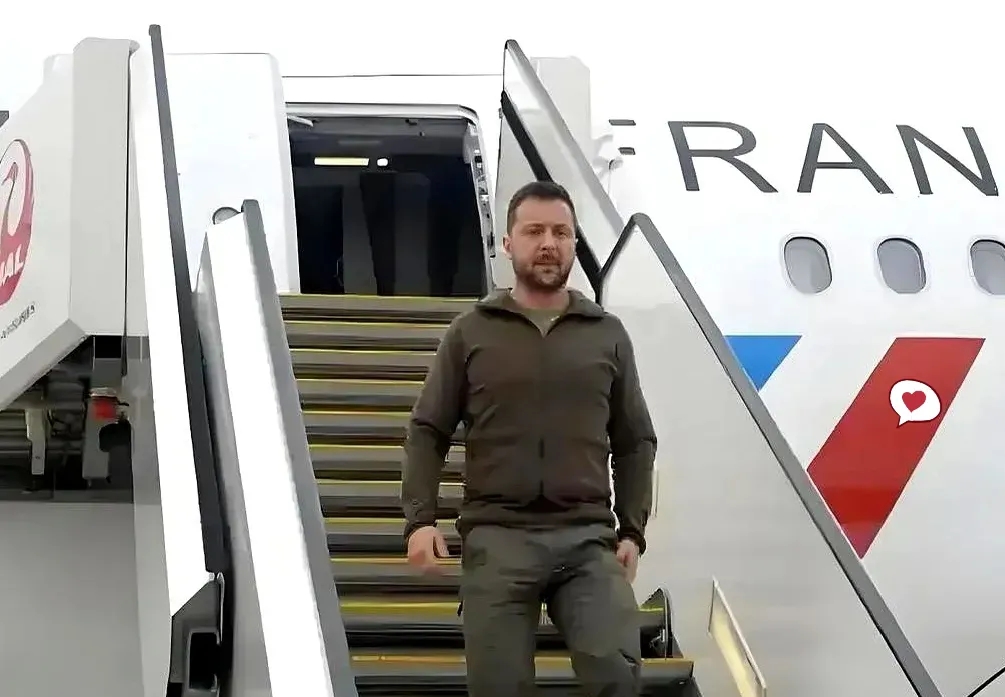 8月18日凌晨，泽连斯基抵达华盛顿，但这次的接待规格让人有些意外。没有红地毯，也