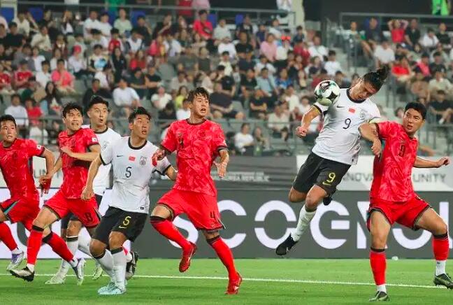 7月7日，东亚杯揭幕战中，中国男足0-3不敌韩国队，遭遇六连败且一球未进，引人关