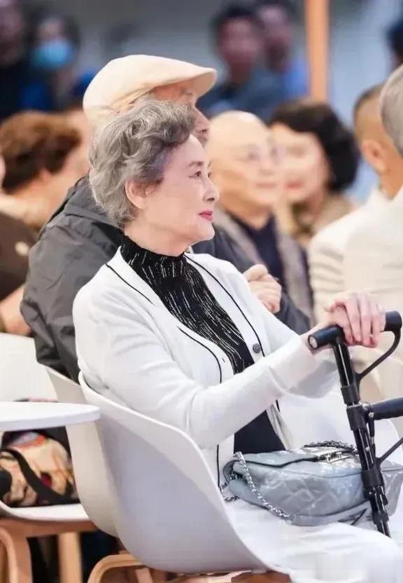 你敢相信她已经80多岁了吗，看起来依旧那么优雅，那么美，岁月从不败美人啊！ 
她