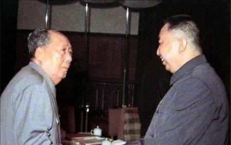 1975年初秋，北京东郊的一所老旧小学——育才小学迎来三位不速之客。毛主席、华国