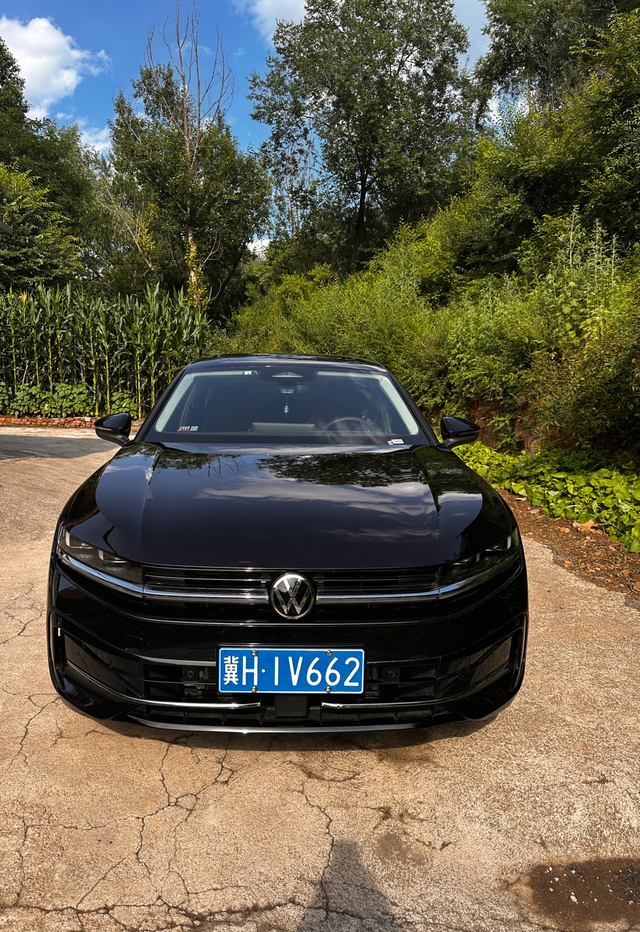 人生的第一辆车多少带点遗憾
最开始的时候本来是想上suv 但是后来看了轿车之后 