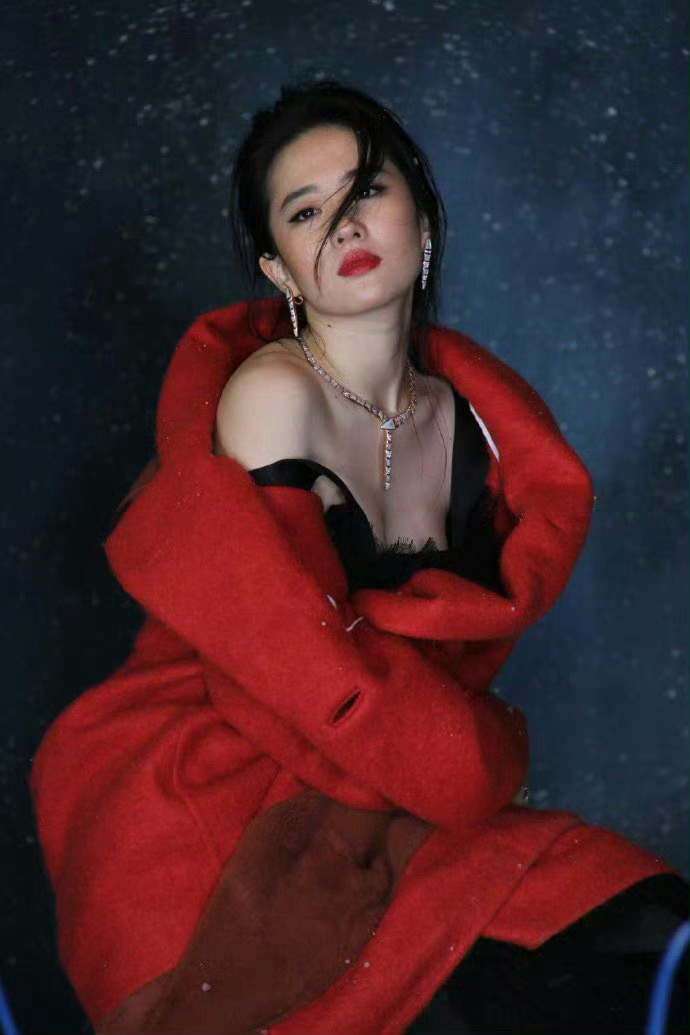 刘亦菲写真 红装黑纱，冷艳高贵，这谁能顶得住！