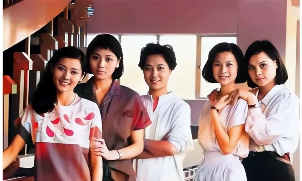 上世纪80年代，何赛飞、何英、茅威涛、方雪雯、董柯娣同框的合照，真是惊艳了时光。