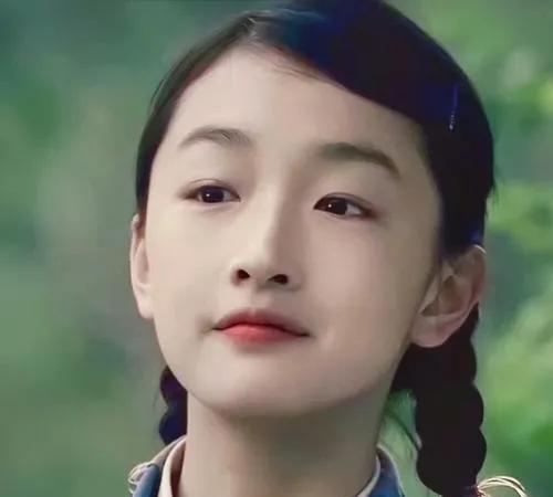 #周冬雨不漂亮为什么能成为谋女郎#
周冬雨刚出道时，确实有人说她不算传统美女。但