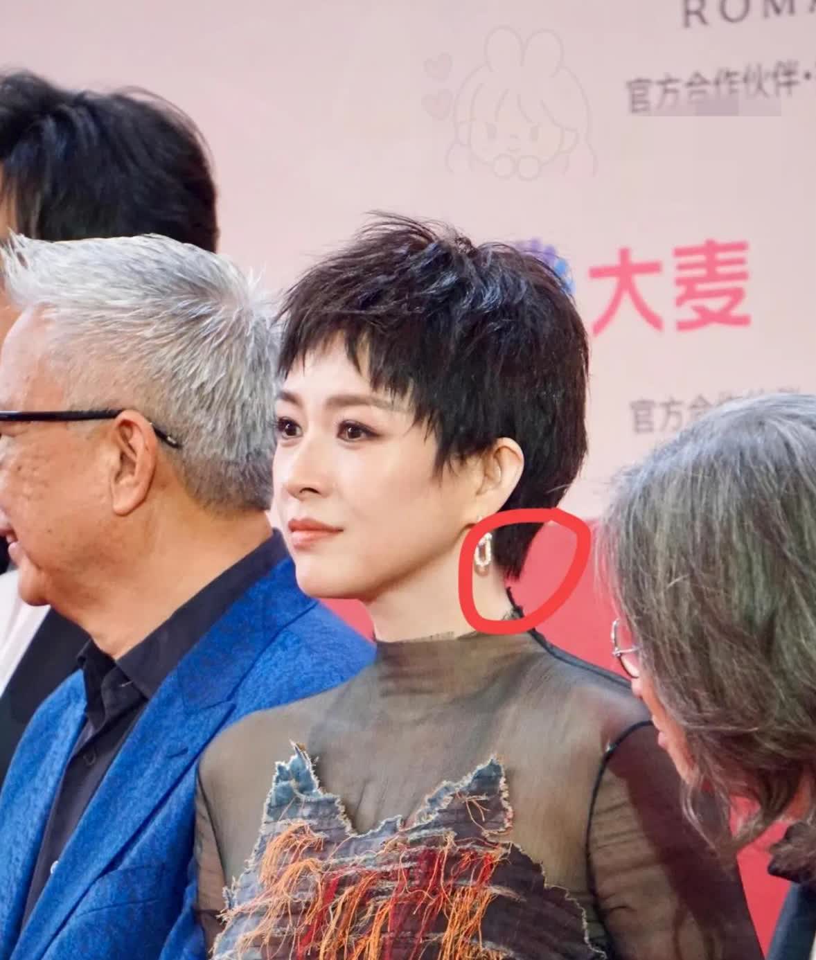 我表妹亲眼见过章子怡，
她说了一个大实话。
说章子怡根本不是电视上看到的那样