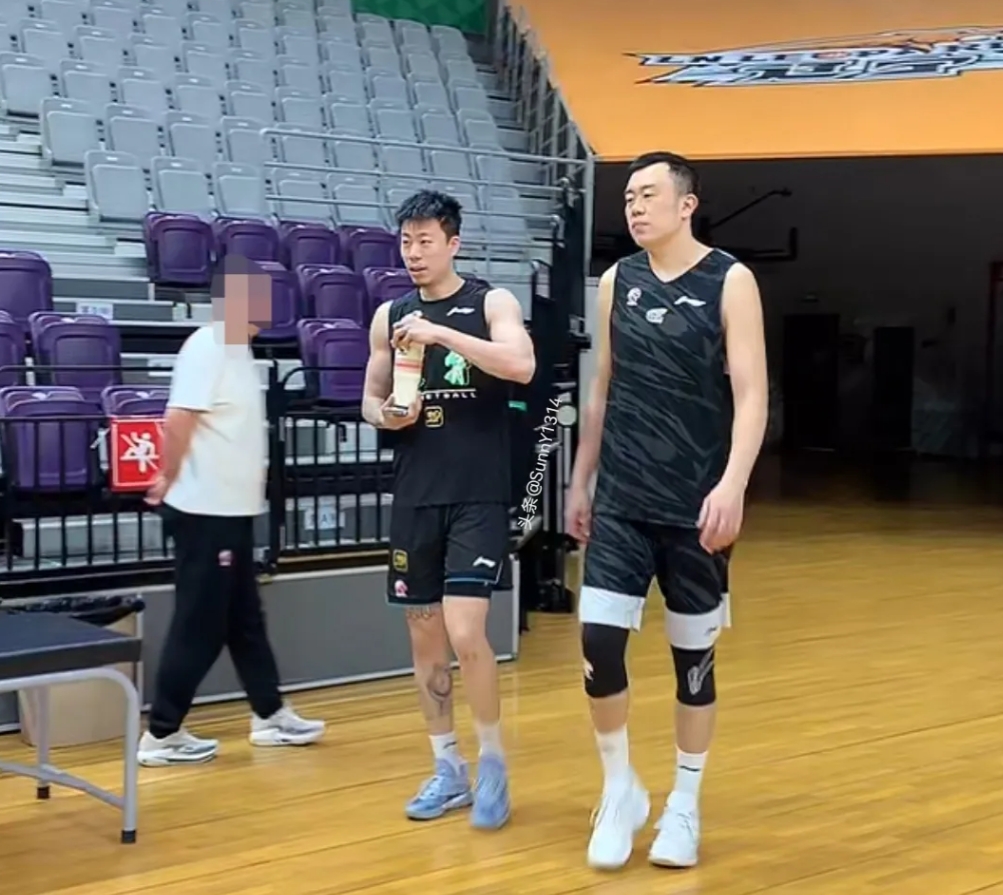 今日上午11点辽宁男篮开始进行赛前训练，弗格在随队参加训练，从现场看伤病不严重，