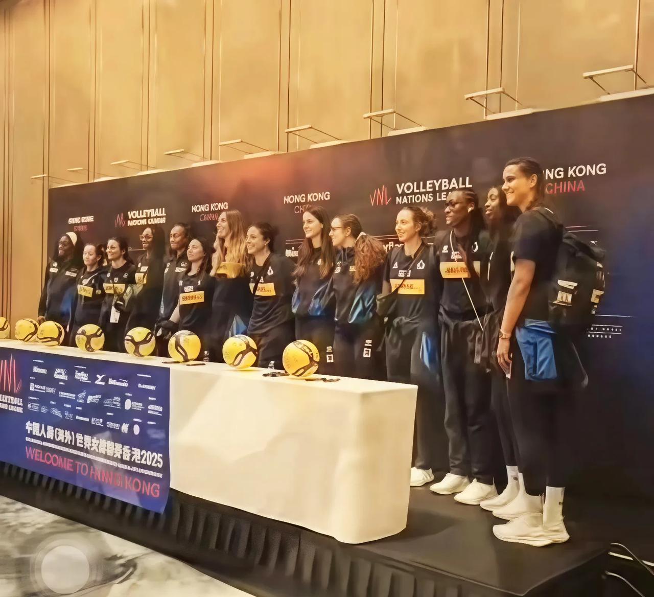 意大利女排露面了，合照显示一共来了14人，其中球星埃格努没有缺席，还有法尔、达内