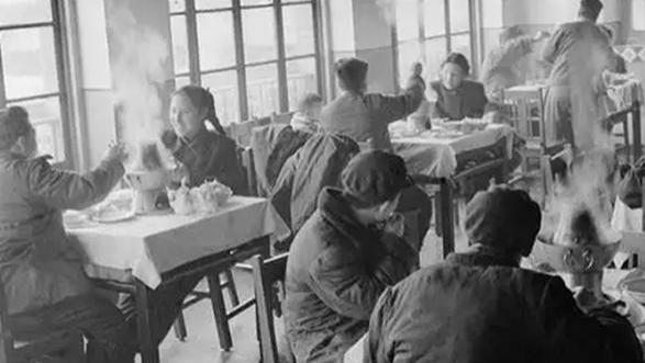 他曾担任天津市委书记，1967年被暂停职务，1977年官复原职