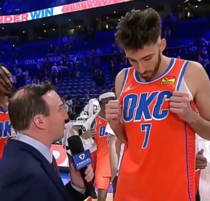 NBA常规赛，雷霆126-102击败勇士。
赛后雷霆球员切特-霍姆格伦接受了记者