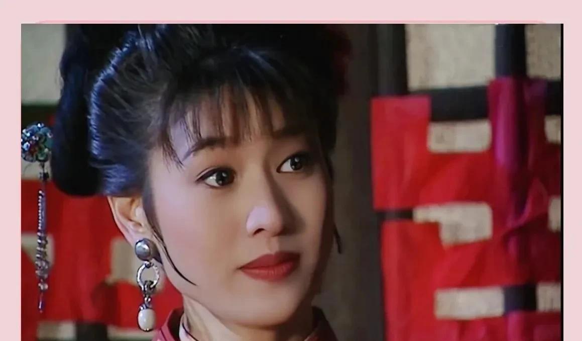 扈三娘征讨方腊并未战死，她被方腊绑走坐压寨夫人，方腊对她说：“宋江杀你全家，你就