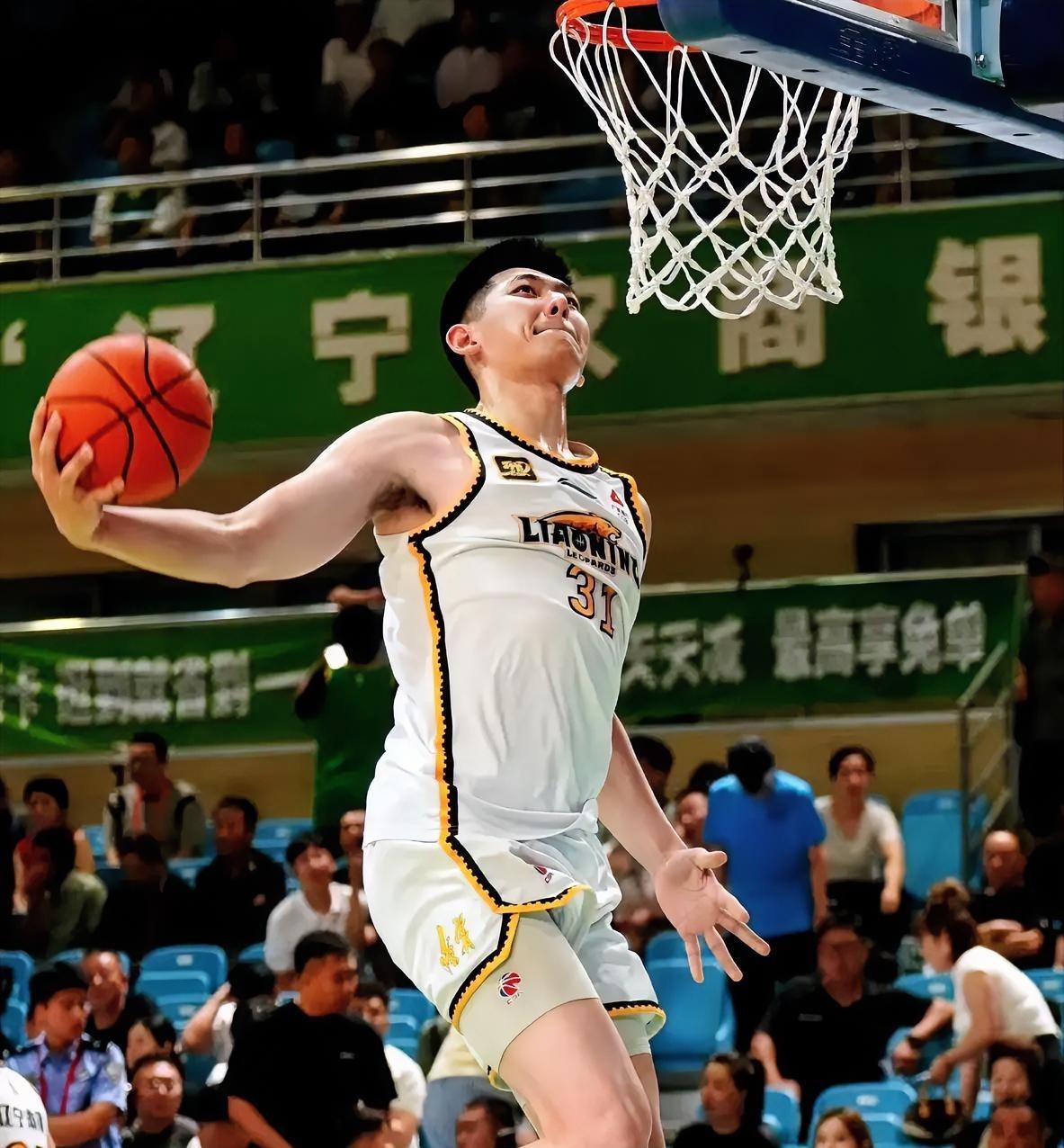 辽篮天赋小将张陈志峰的机会来了！
功勋老将韩德君退役，辽宁队正牌五号位中锋位置仅