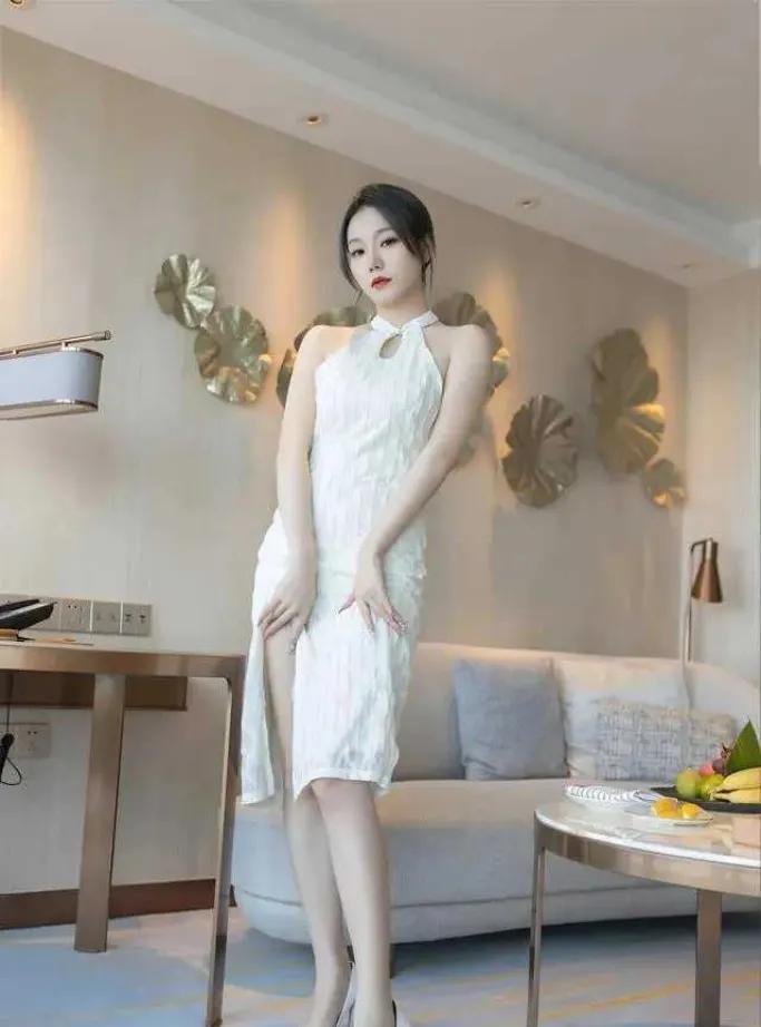 《千娇百媚》描绘了众多女子各自独特的美丽与韵味，她们或温婉如水，或明媚如阳，千姿
