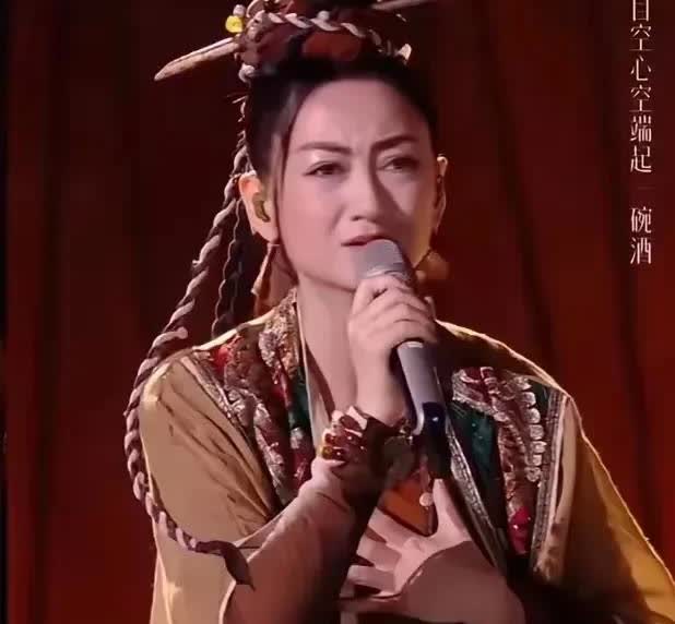 芒果台从哪里整来的者来女，这名字听起来奇奇怪怪，一查才知道，这个唱歌像跳大神的女