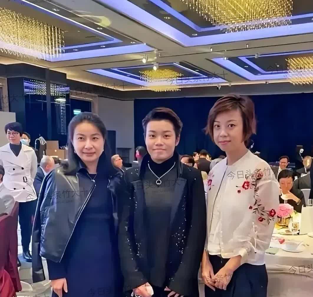 看被两位奥运冠军围着，都给中间这位整拘谨了，看她右手五指长开的样子好可爱。
很