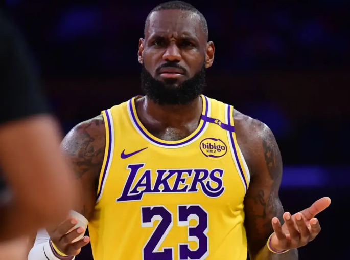 詹姆斯槽点是上半场进攻欲望不强半空蓝都得去传克内克特结果投不进，最后一节又刷分，