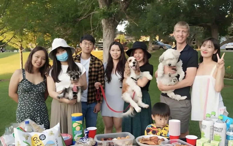 澳洲女华人保时捷撞车事故，让我明白了。
为什么外国人都认为中国人有钱，因为能够长