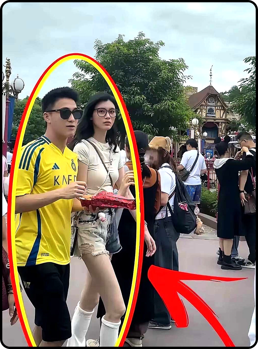两人一样高，为什么女的腿更长呢？