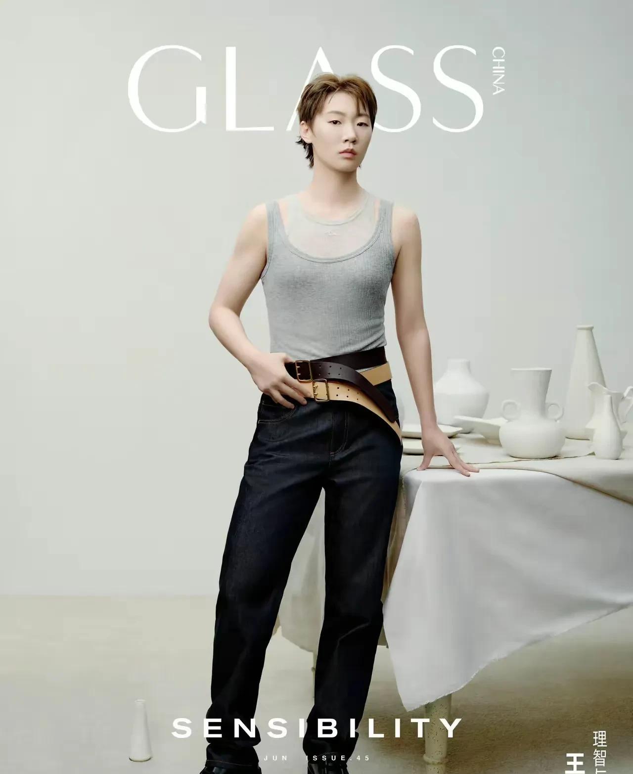 王曼昱上Glass六月刊封面，
越来越有模特范儿。
王曼昱现在人气很旺，
各种代
