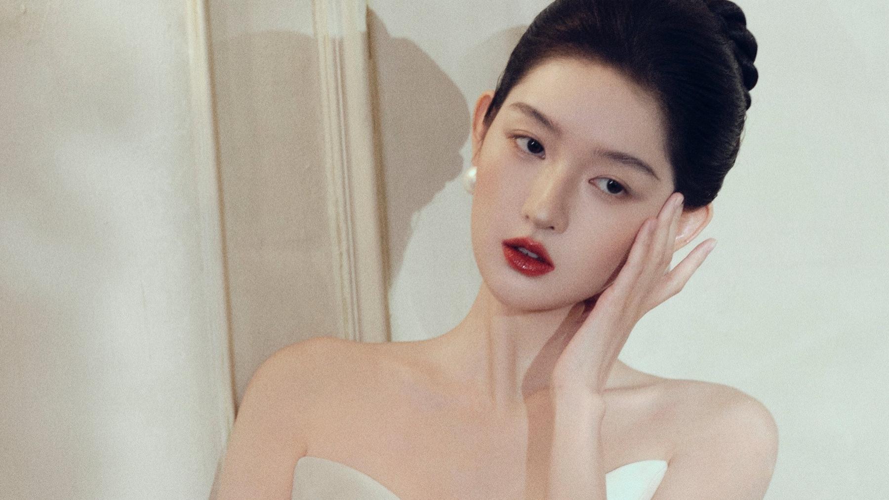 优雅绽放！王玉雯一袭白裙绿野仙踪造型美上热搜，这状态绝了