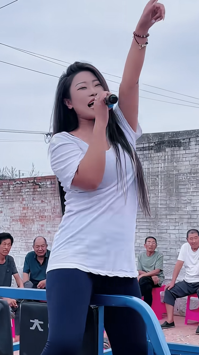 回村了，这又唱起来了 ！