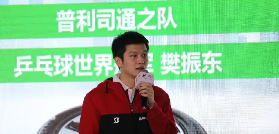 2018年的咚咚大王，一个人参加活动，和品牌方的几个人一起拍照合影，其他人西装革