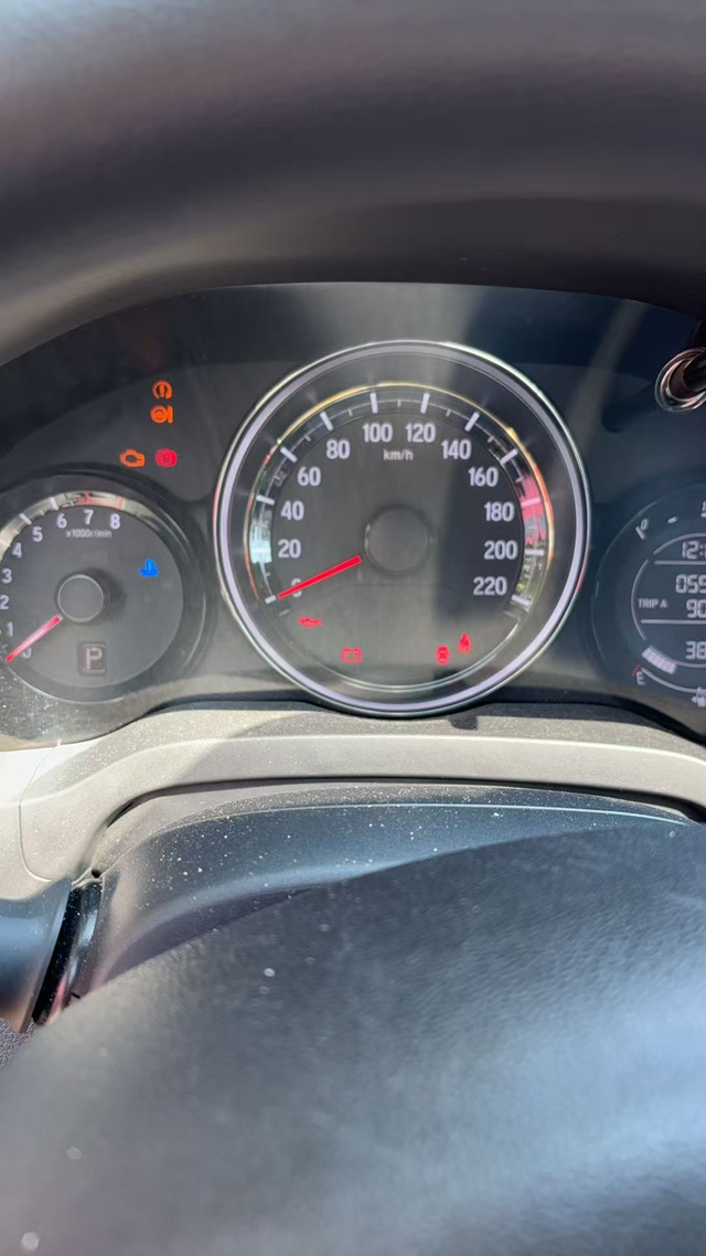 车子放路边5天没有开过
今天打不着火了 是不是电池没有电了