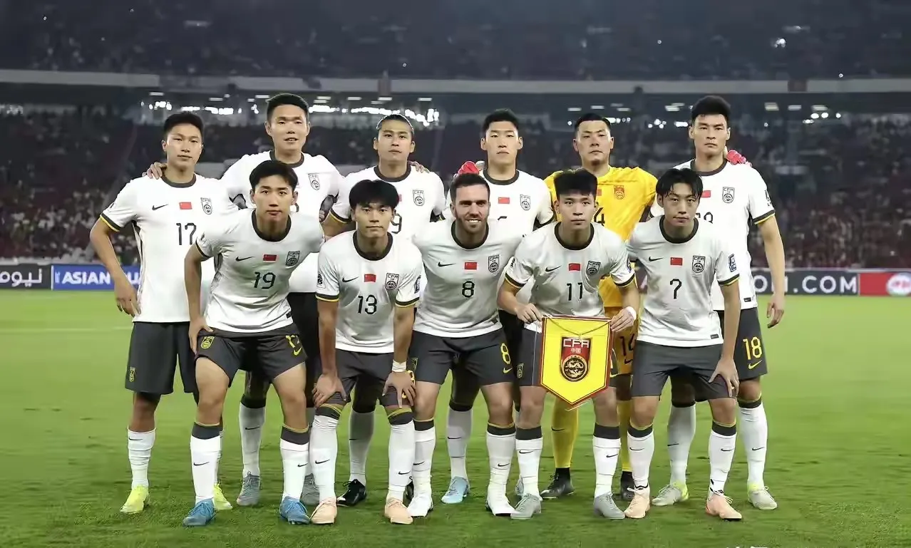 国足主教练伊万科维奇五大败笔导致国足失利印尼。
1.选择人员违背足球规律，后卫线