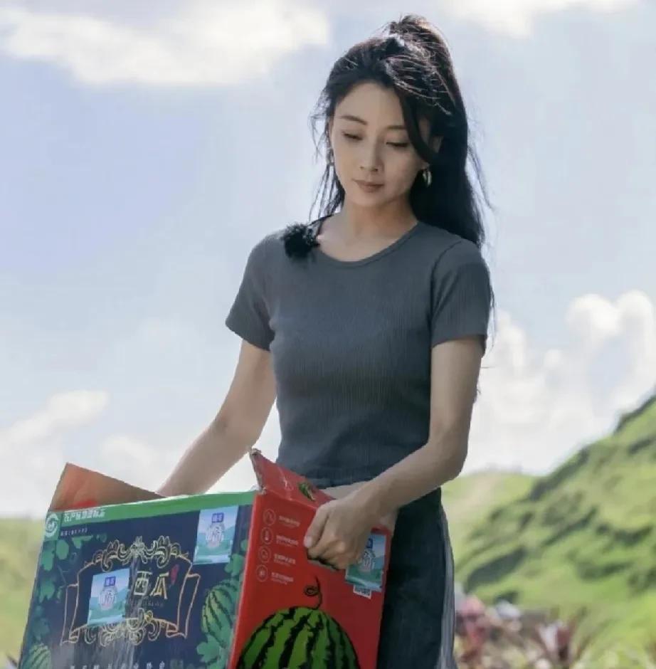 殷桃是一位从小美到大的美女，而且是当之无愧的实力派演员。
她在娱乐圈中站稳脚跟全