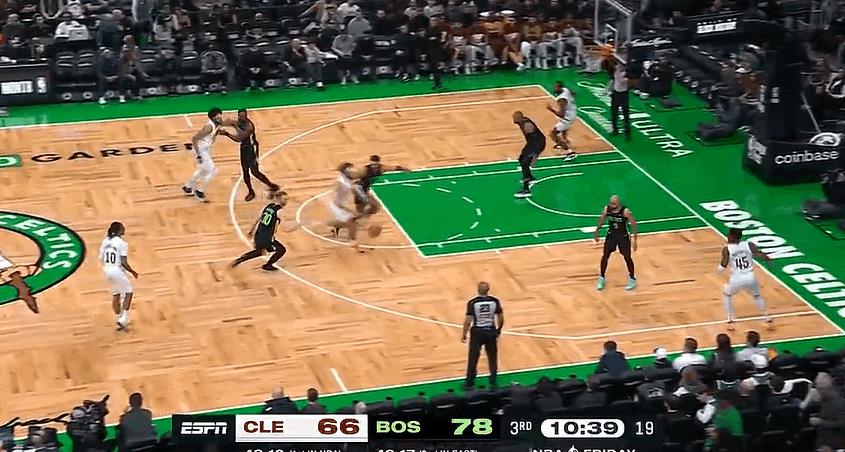 还得是你！米切尔上演滑翔劈扣！
在今天NBA常规赛凯尔特人和骑士的第三节比赛，米