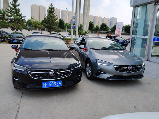 黑色和灰色的君威
马上换车了，黑色和灰色入手哪一款合适呢？看着都很好看，纠结中