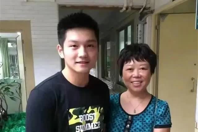 记者问樊振东：“你拿了这么多奖金，准备怎么花？”樊振东很老实：“都交给我爸妈，他