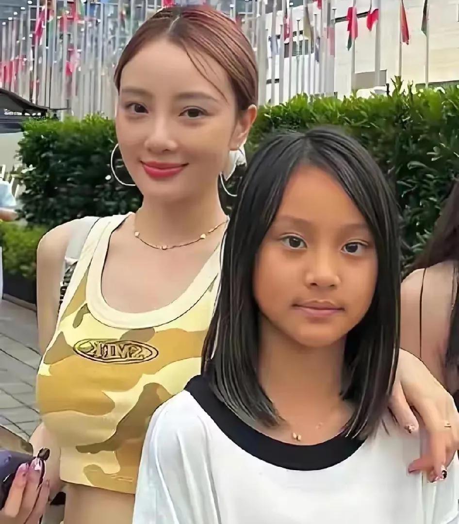 看了甜馨的皮肤颜色
突然不焦虑了
李小璐那么白还是生出了黑皮肤的娃
更何况咱们普