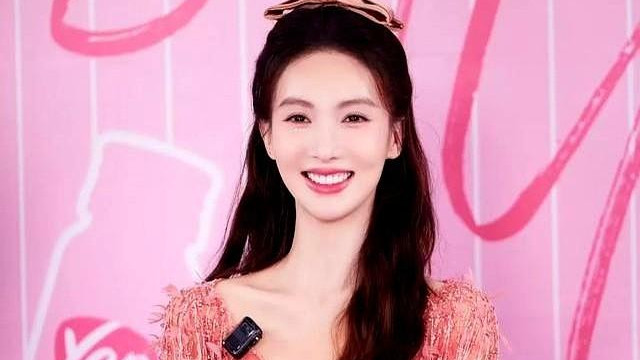 金晨一袭橙色深V串珠流苏长裙亮相汤臣倍健直播间，温柔甜美！