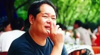 1992年10月15日,，29岁的陈金义手提箱里145万现金微微发烫，这是他的全