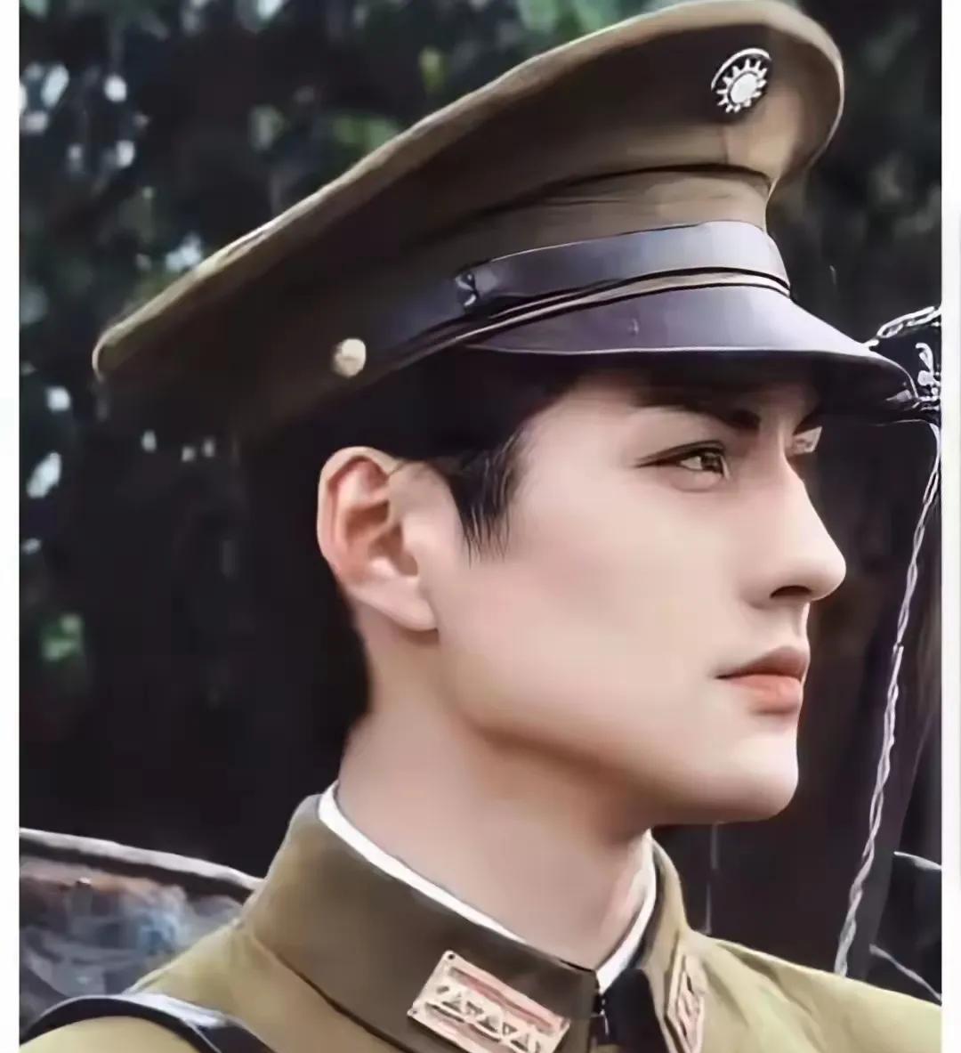 妈也！这是谁啊？怎么会有这么精致的侧颜，简直是一眼万年啊！
仔细一看，这应该是演