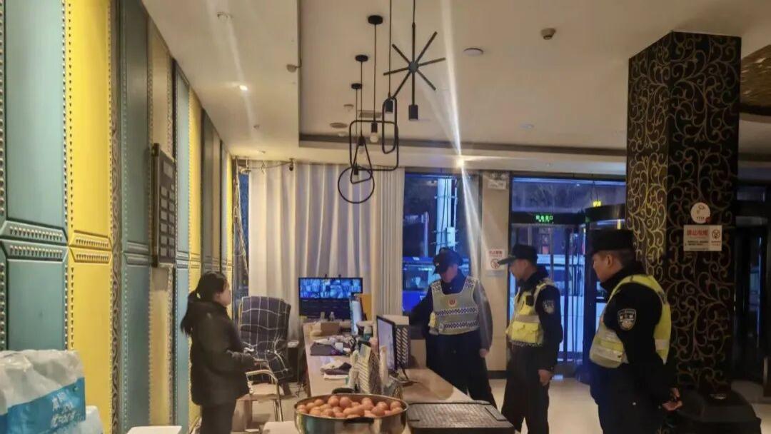 筑牢治安防线 守护节日安宁