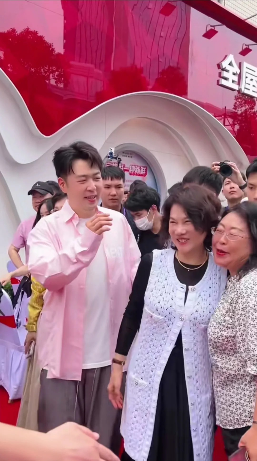 董明珠和杜海涛妈妈，这么热情的抱在一起，看来对粉丝真是太友好了。