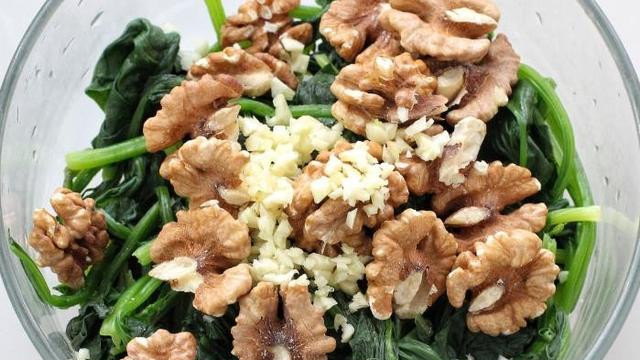 核桃仁拌菠菜：都市餐桌上的清新美味