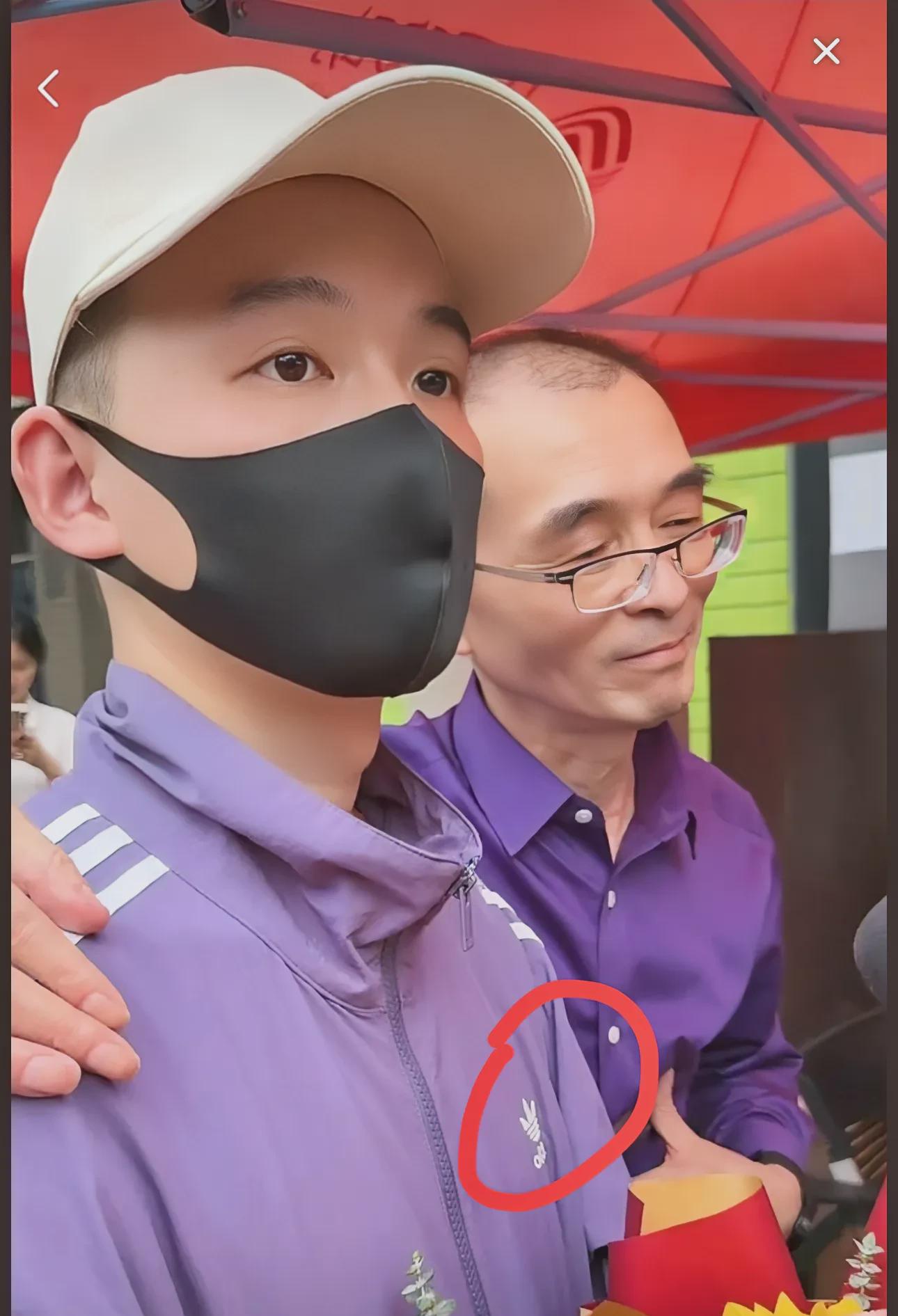 网络上此刻最焦虑的人，莫过于谢浩男了。

他的忧虑并非源于离开养父母，

亦非骤