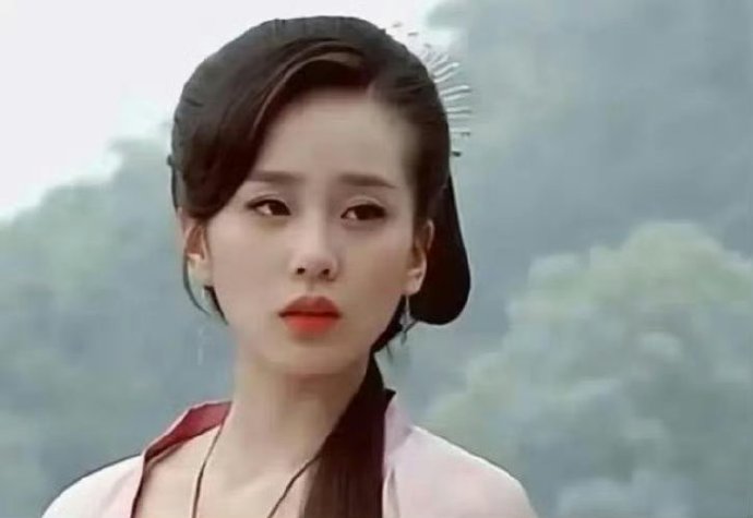 以前看这剧的妆造挺别致的，细看才发现刘诗诗头上戴的居然是别针 ​​​