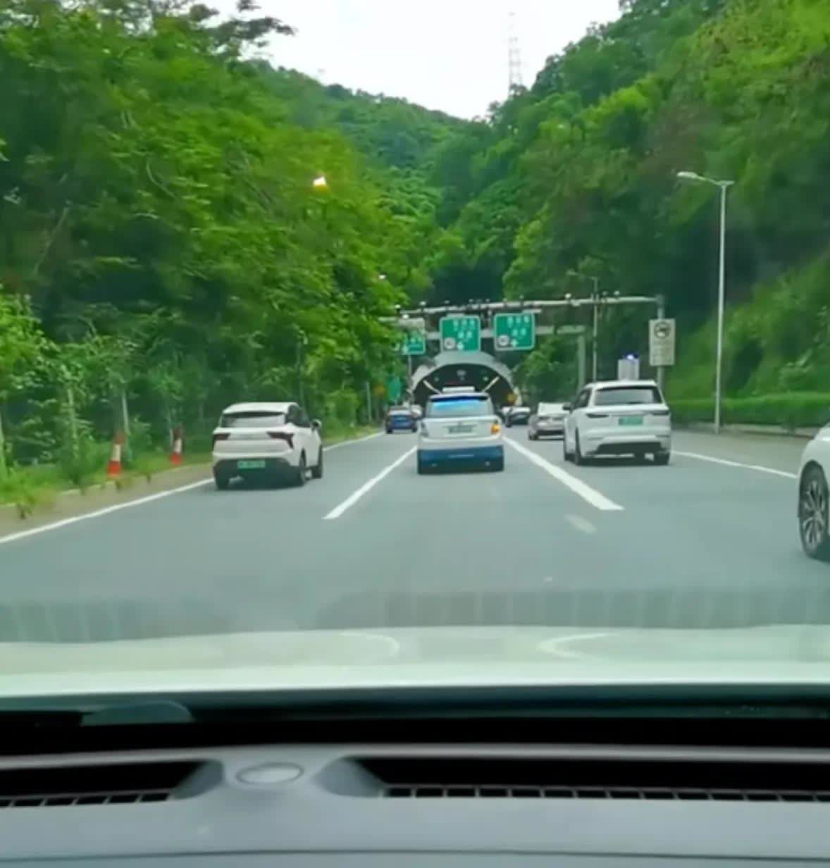 发现在深圳开车，没两把刷子，还真不行！

昨天在福龙路横龙山隧道前，当时正值