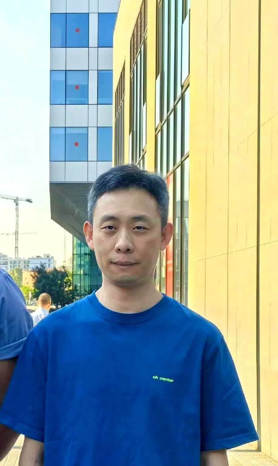 张译腕上那块黑蓝相间的Seamaster一露，弹幕瞬间刷屏：

“这质感，绝
