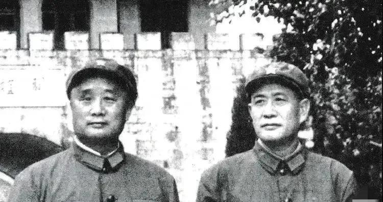 1979年谅山前线猫耳洞，边贵祥（右眼嵌弹片）与吴恩庆的合影全网刷屏！两人军装糊