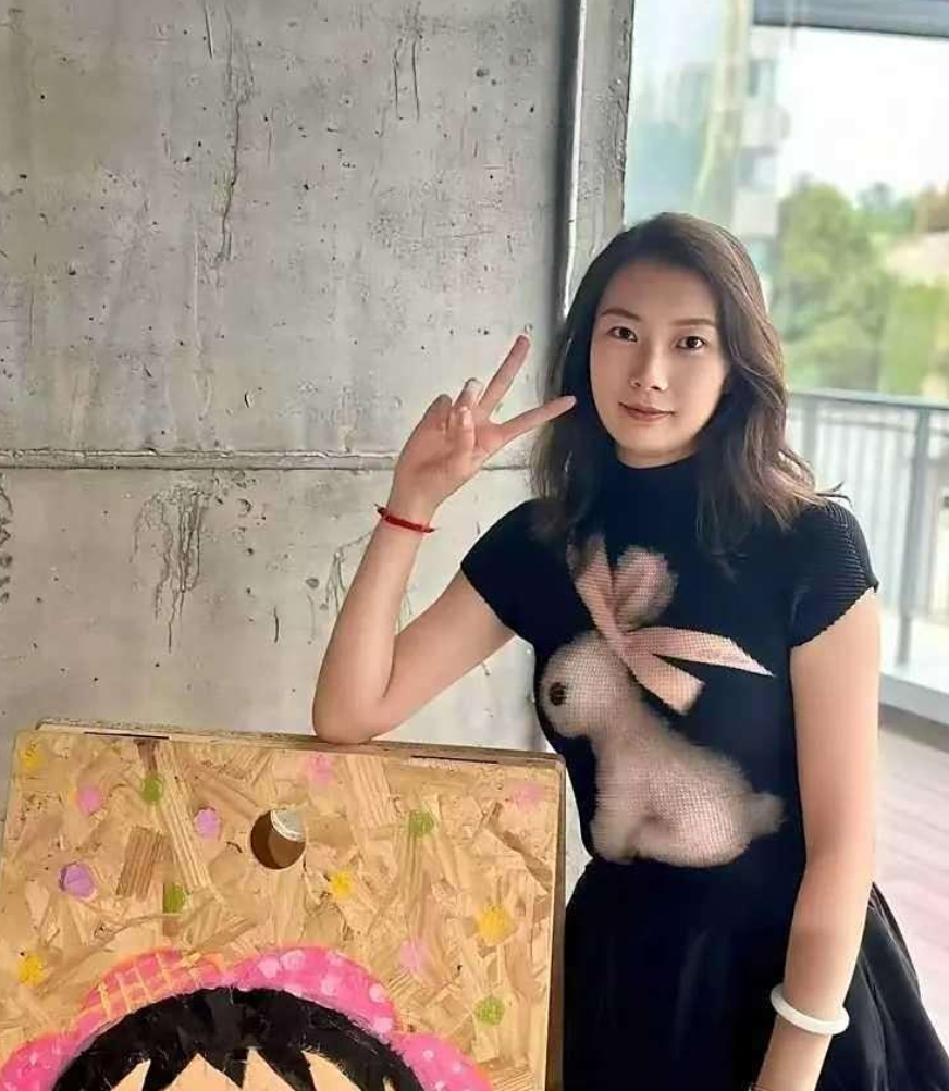 这美女在比V字手势，背景有点艺术感